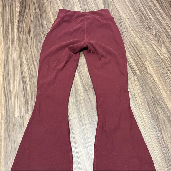 Outdoor Voices SuperForm Rib Flare Pant Stretchy Bell Bottom In Burgundy Size xs - Picture 8 of 12
